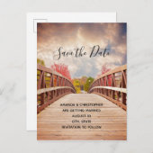 Rustieke houten brug in het land Save the Date Uitnodiging Briefkaart (Voorkant / Achterkant)
