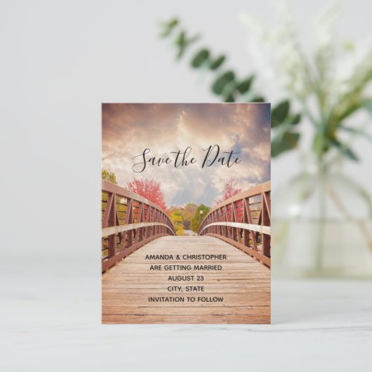 Rustieke houten brug in het land Save the Date Uitnodiging Briefkaart (Staand voorkant)