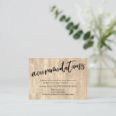 Rustieke houten & casual script huwelijksaccommoda informatiekaartje (Staand voorkant)