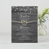 Rustieke Houten Gouden Strijklichten Huwelijksrece Kaart (Staand voorkant)