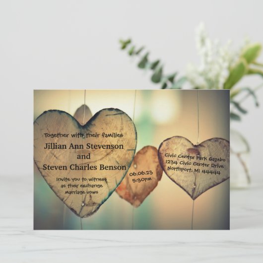 Rustieke houten harten - bruiloft uitnodiging (Staand voorkant)