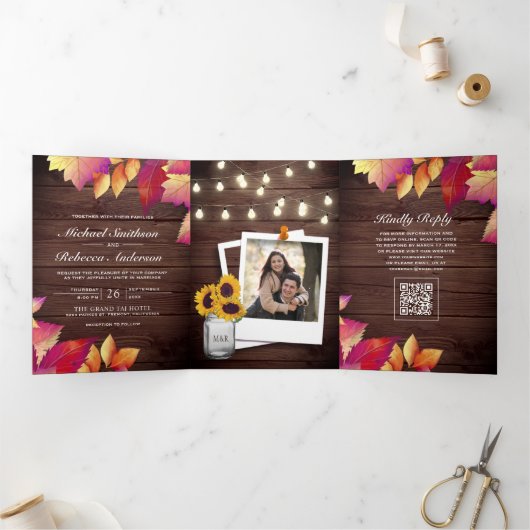 Rustieke houten herfstbladeren QR-code bruiloft Drieluik Uitnodiging (Binnen)