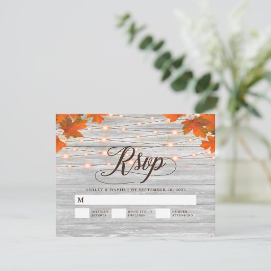 Rustieke houten herfstbladeren slingerlichtjes tro RSVP kaartje (Staand voorkant)