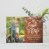 Rustieke Houten Kruik Lights Borstel Script Foto Save The Date (Staand voorkant)
