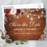 Rustieke Houten Lichten Kruiken Kant Bloemen Save  Aankondigingskaart<br><div class="desc">Rustieke Houten Strijklichten Mason Jars Kant Waterverf Bourgogne Bloemen Save the Date Briefkaart - Gedrukt Terug</div>