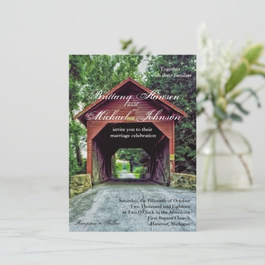 Rustieke houten overdekte brug bruiloft uitnodigin kaart (Staand voorkant)