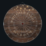 Rustieke houten persoonlijk gegraveerd familiestra dartbord<br><div class="desc">Maak eenvoudig uw eigen persoonlijke familie dartbord met onze rustieke print houten achtergrond met slingerlichtjes ontwerp. Perfect voor uw vakantiehuis of voor de feestdagen,  zodat alle familieleden een geweldige tijd kunnen hebben met het gooien van pijltjes</div>
