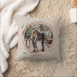 Rustieke houten plak foto bruiloft monogram kussen<br><div class="desc">Gepersonaliseerde foto omgeven met een houten plak decoratief lijst en gecombineerd met een eenvoudig en elegant lettertype dat u gemakkelijk kunt aanpassen. Bekijk onze winkel voor meer overeenkomende objecten en neem contact met ons op als u speciale verzoeken hebt.</div>