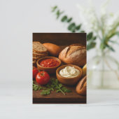 Rustieke houten plank met ambachtelijke broodjes k briefkaart (Staand voorkant)