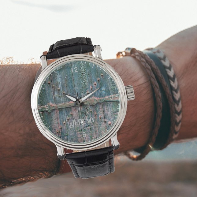 Rustieke houten poort en strijkijzer in blauw, gep horloge (Creator heeft geüpload)