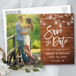 Rustieke houten pot lampjes penseelscript Sla de d Briefkaart<br><div class="desc">Modern Brush Script,  Rustiek Hout,  String Lights met Mason Jars,  Save The Date Verloving Couple Photo Briefkaart</div>