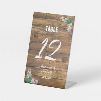 Rustieke houten schuur bruiloft plaats kaart reclamebord met voetstuk