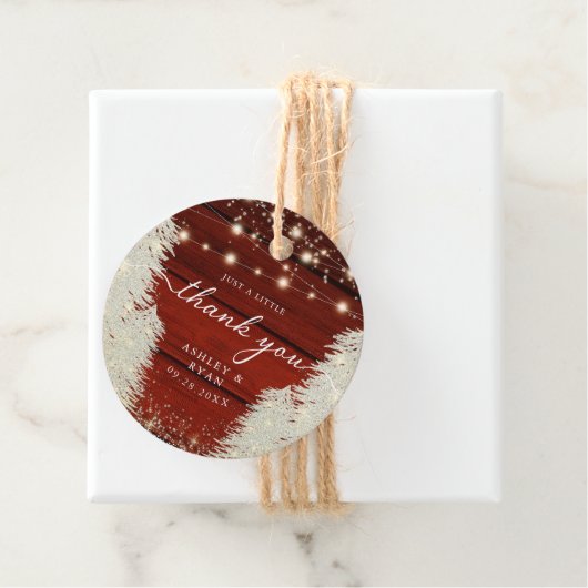 Rustieke houten slingerlichten bomen bruiloft beda bedankjes labels (In situ)