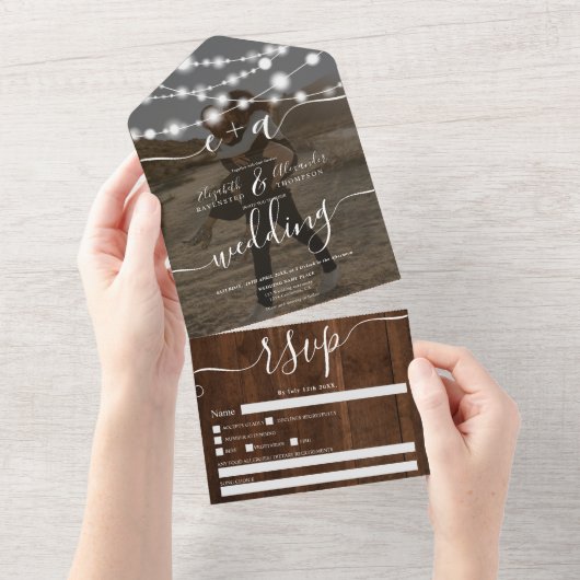 Rustieke houten slingerlichten initialen foto brui all in one uitnodiging (Afscheurbaar)