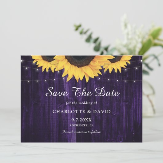 Rustieke houten slingerlichten zonnebloem paarse b save the date (Staand voorkant)