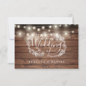 Rustieke houten slingerlichtjes met bloemenscript RSVP kaartje (Achterkant)