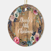 Rustieke houten stok Bloemenkrans gepersonaliseerd Keramisch Ornament (Links)