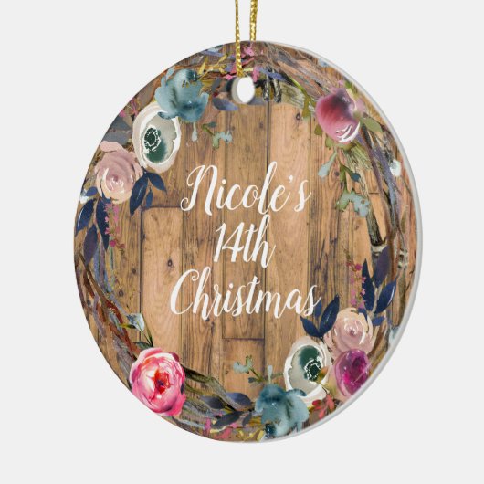 Rustieke houten stok Bloemenkrans gepersonaliseerd Keramisch Ornament (Links)