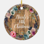 Rustieke houten stok Bloemenkrans gepersonaliseerd Keramisch Ornament (Achterkant)