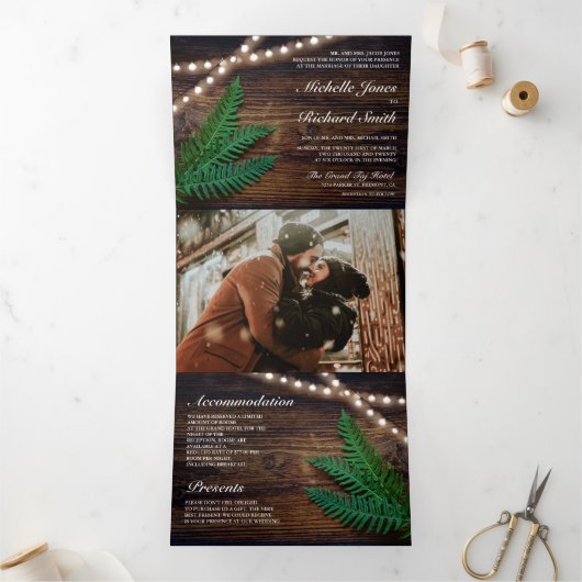 Rustieke Houten Varen Groen String Lights Bruiloft Drieluik Uitnodiging (Binnen)