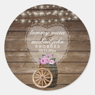 Rustieke houten vat bruiloft met roze bloemen ronde sticker