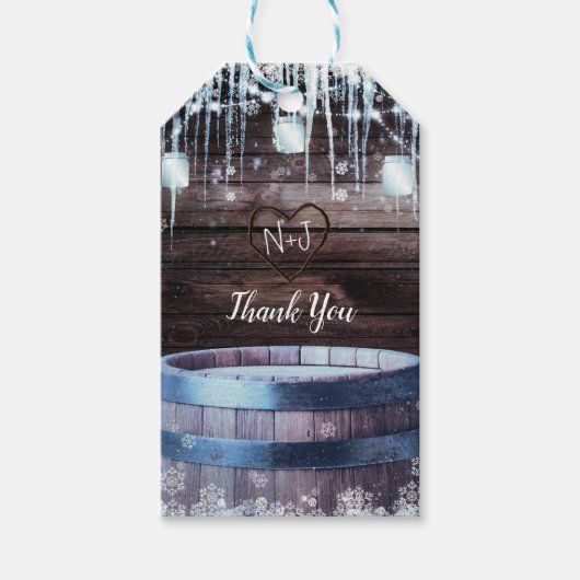 Rustieke Houten Vat & Lichtjes Winter Barn Bruilof Cadeaulabel (Voorkant)