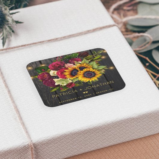 Rustieke houten zonnebloemen en bordeaux rozen bru vierkante sticker