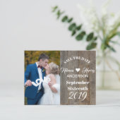 Rustieke houtnerf schuur bruiloft opslaan van de d aankondigingskaart (Staand voorkant)