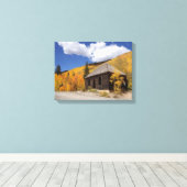 Rustieke hut in de Gouden Bossen Canvas Afdruk (Insitu (Houten vloer))