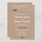 Rustieke huwelijksuitnodiging met een vliegtuig en kaart (Voorkant / Achterkant)