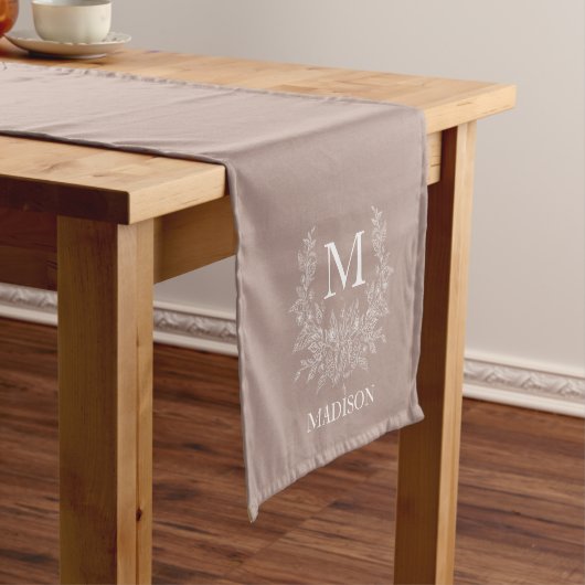 Rustieke Initiaal Monogram Aangepaste Familienaam Korte Tafelloper (Voorbeeld)