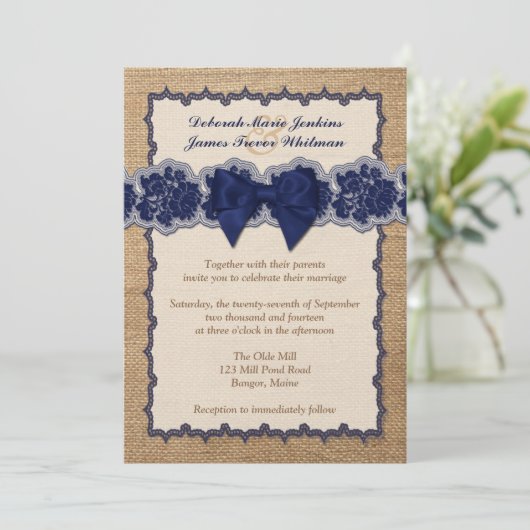 Rustieke jute, GEDRUKTE kant, boog bruiloft uitnod Kaart (Staand voorkant)