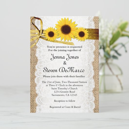 Rustieke jute, kant, zonnebloemen bruiloft uitnodi kaart (Staand voorkant)
