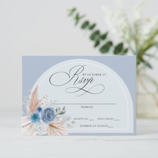 Rustieke kalligrafie Boho Dusty Blue Pampas bruilo RSVP Kaartje (Staand voorkant)