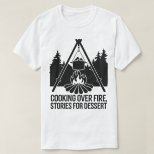 Rustieke kampvuurkoken onder het nachtelijke denne t-shirt