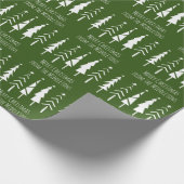 Rustieke kerstbomen op groen gepersonaliseerd cadeaupapier (Hoek)