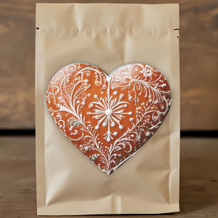 Rustieke kerstkoekje versierd met traditionele hart sticker