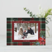 Rustieke kerstplaid w / Poinsettia & Pine Foto Feestdagenkaart (Staand voorkant)