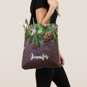 Rustieke Kersttafel met dennen en sneeuw Tote Bag (Dichtbij)