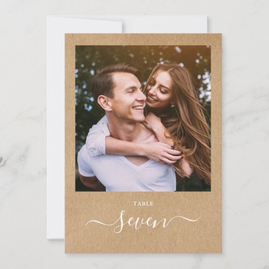 Rustieke Kraft Elegant Script Photo Table Number Kaart (Voorkant)