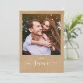 Rustieke Kraft Elegante Script Foto Tafelnummer (Staand voorkant)