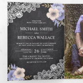 Rustieke Krijtbord Kant Paarse Bloemen Trouwfoto Drieluik Uitnodiging (Binnenzijde eerst)