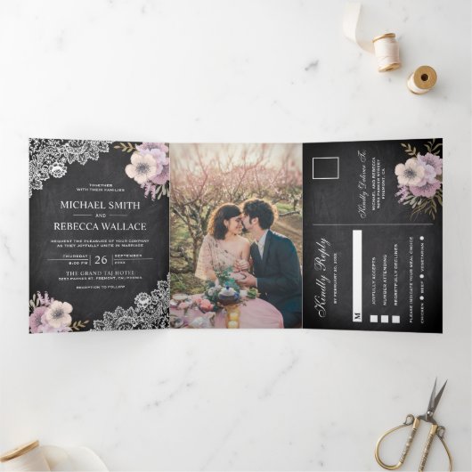 Rustieke Krijtbord Kant Roze Bloemen Trouwfoto Drieluik Uitnodiging (Binnen)