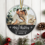 Rustieke Krijtbord Sneeuwvlok Foto Vrolijk Kerstmi Keramisch Ornament<br><div class="desc">Rustieke schoolbord sneeuwvlokken Hand geletterd script "Merry Christmas" Familie Foto Ornament. Beschikt over een familiefoto,  een vrolijke kersttekst die is geschreven in handgeschreven kalligrafiescript,  sneeuwvlokken en een jaar op zwarte krijtbord- of schoolbordkleurachtergrond. Makkelijk te personaliseren.</div>