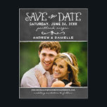 Rustieke Krijtbord Trouwfoto Save the Date Aankondigingskaart<br><div class="desc">Whimsical en unieke foto briefkaart op te slaan de data zijn voorzien van een rustieke getextureerde look schoolbord achtergrond en handgeschreven lettertypen met een witte krijt uiterlijk. Personaliseer met de trouwdetails en een favoriete landschapsformaat verloving foto.</div>