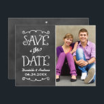 Rustieke Krijtbord Trouwfoto Save the Date Aankondigingskaart<br><div class="desc">Whimsical en unieke foto briefkaart op te slaan de data zijn voorzien van een rustieke getextureerde look schoolbord achtergrond op met handgeschreven stijl lettertypen die een witte krijt uiterlijk hebben. Personaliseer met de trouwdetails en een favoriete portretformaat verloving foto.</div>