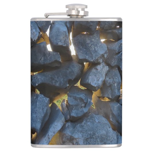 Rustieke Kroatische stenen muur fotografie Heupfles (Voorkant)