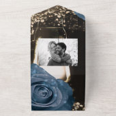 Rustieke lantaarn & stoffig blauwe rozen bruiloft all in one uitnodiging (Buitenkant)