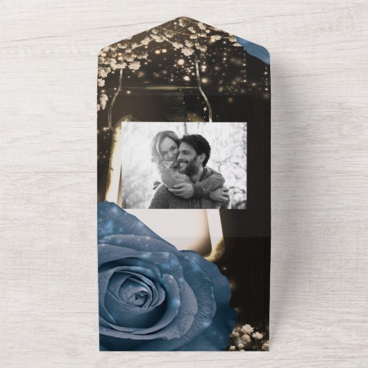 Rustieke lantaarn & stoffig blauwe rozen bruiloft all in one uitnodiging (Buitenkant)