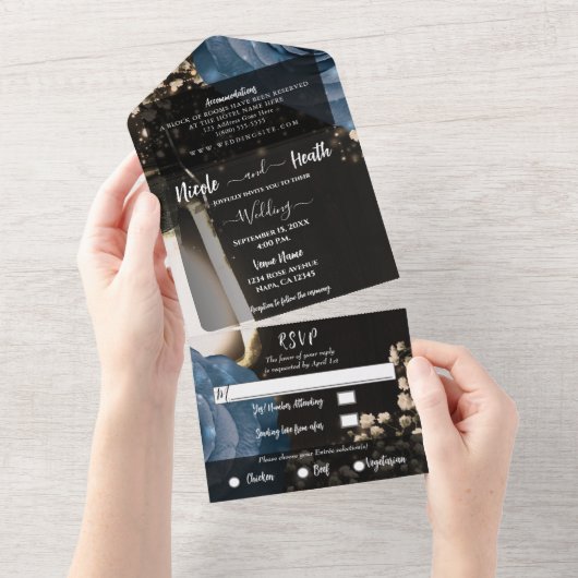 Rustieke lantaarn & stoffig blauwe rozen bruiloft all in one uitnodiging (Afscheurbaar)